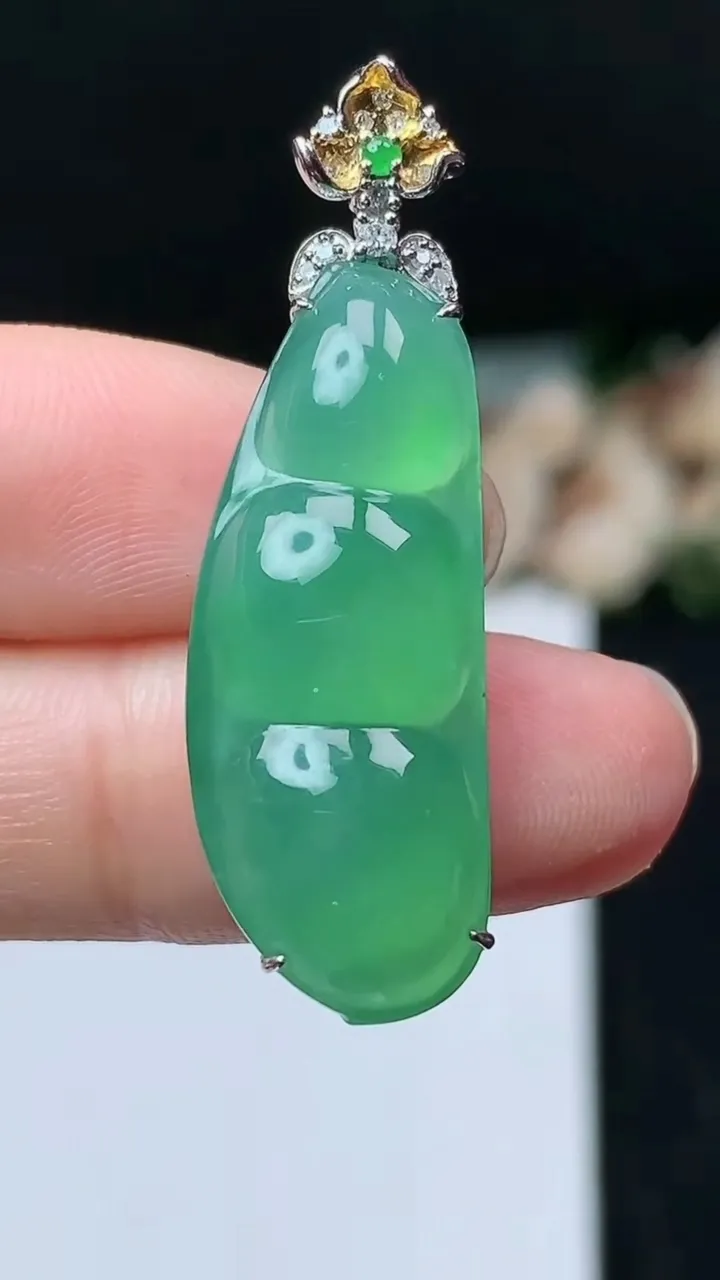 天然A货翡翠福豆吊坠，尺寸30-12-8，重量:5.78g
11月16日