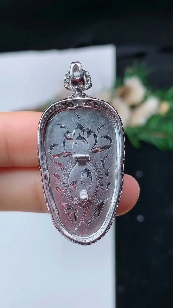 天然A货翡翠金枝玉叶 叶子吊坠，尺寸42.2-20.4-7.8，裸石30.5-17.7，重量:7.14g
11月16日