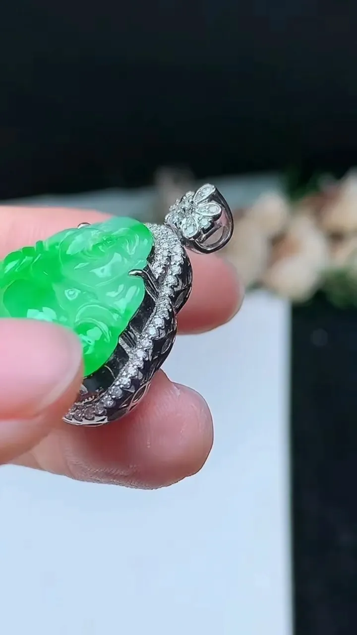 天然A货翡翠佛公吊坠，尺寸28.4-24.5-12.2，裸石17-22.7，重量:8.36g
11月16日