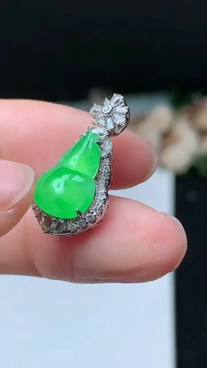 天然A货翡翠葫芦吊坠，尺寸22.7-11.6-8.8，裸石12.8-9.3，重量:3.26g
11月16日