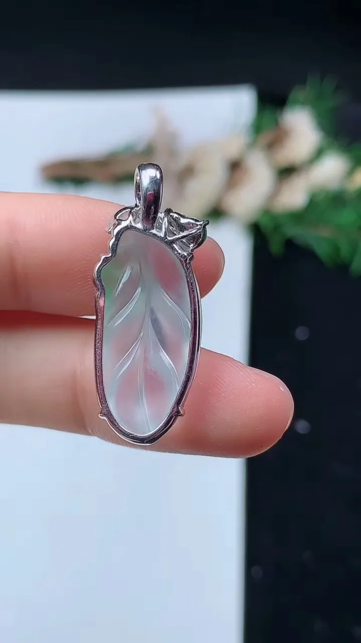 天然A货翡翠金枝玉叶 叶子吊坠，尺寸23.7-11.5-5.5，重量:3.54g
11月16日