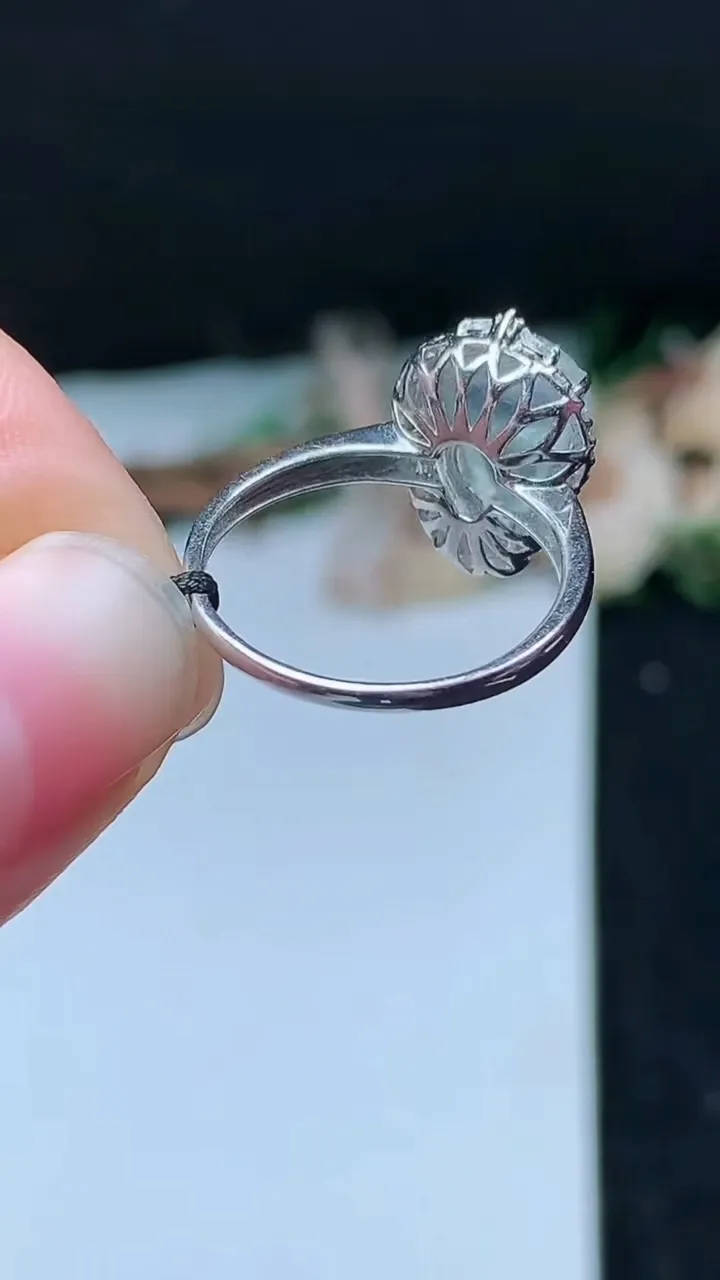 天然A货翡翠白冰葫芦戒指，尺寸17.3-11-8，重量:2.70g2025年11月16日
工厂直销收藏佳品,种好水足，色泽均匀，有种有色，上手高大气！