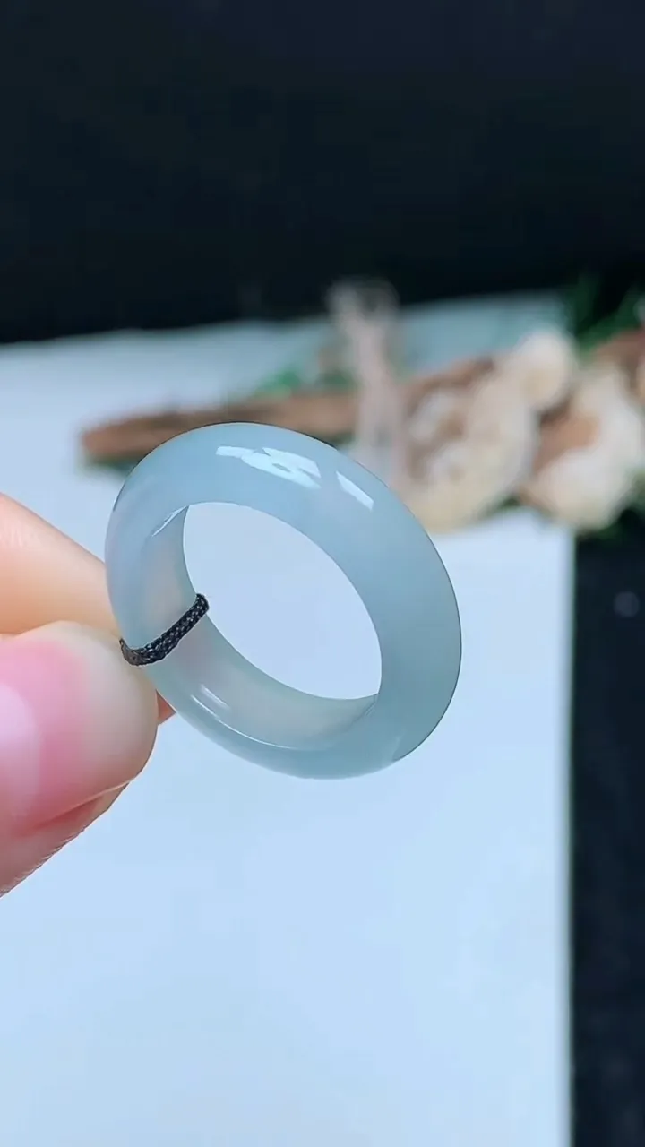 天然A货翡翠白冰指环戒指，尺寸17-5.7-3.6，重量:3.72g2025年11月16日
工厂直销收藏佳品,种好水足，色泽均匀，有种有色，上手高大气！