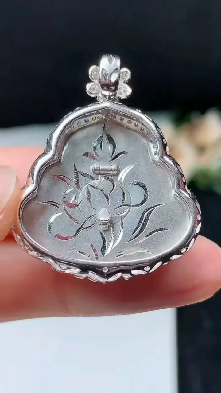 天然A货翡翠佛公吊坠，尺寸33.3-27.4-9.9，裸石21.7-25.3，重量:9.83g
11月16日