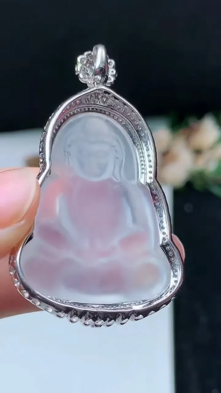 天然A货翡翠白冰观音菩萨吊坠，尺寸49.3-28.4-9.5，裸石34-26，重量:11.00g
11月16日