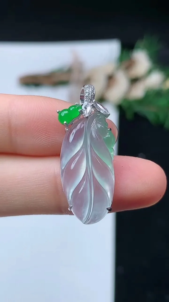 天然A货翡翠金枝玉叶 叶子吊坠，尺寸23.7-11.5-5.5，重量:3.54g
11月16日