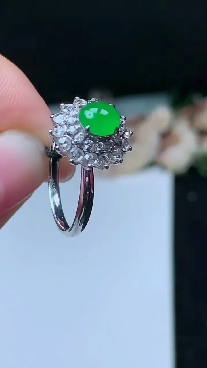 天然A货翡翠蛋面戒指，尺寸17-5.9-5.3，重量:2.95g2025年11月16日
工厂直销收藏佳品,种好水足，色泽均匀，有种有色，上手高大气！