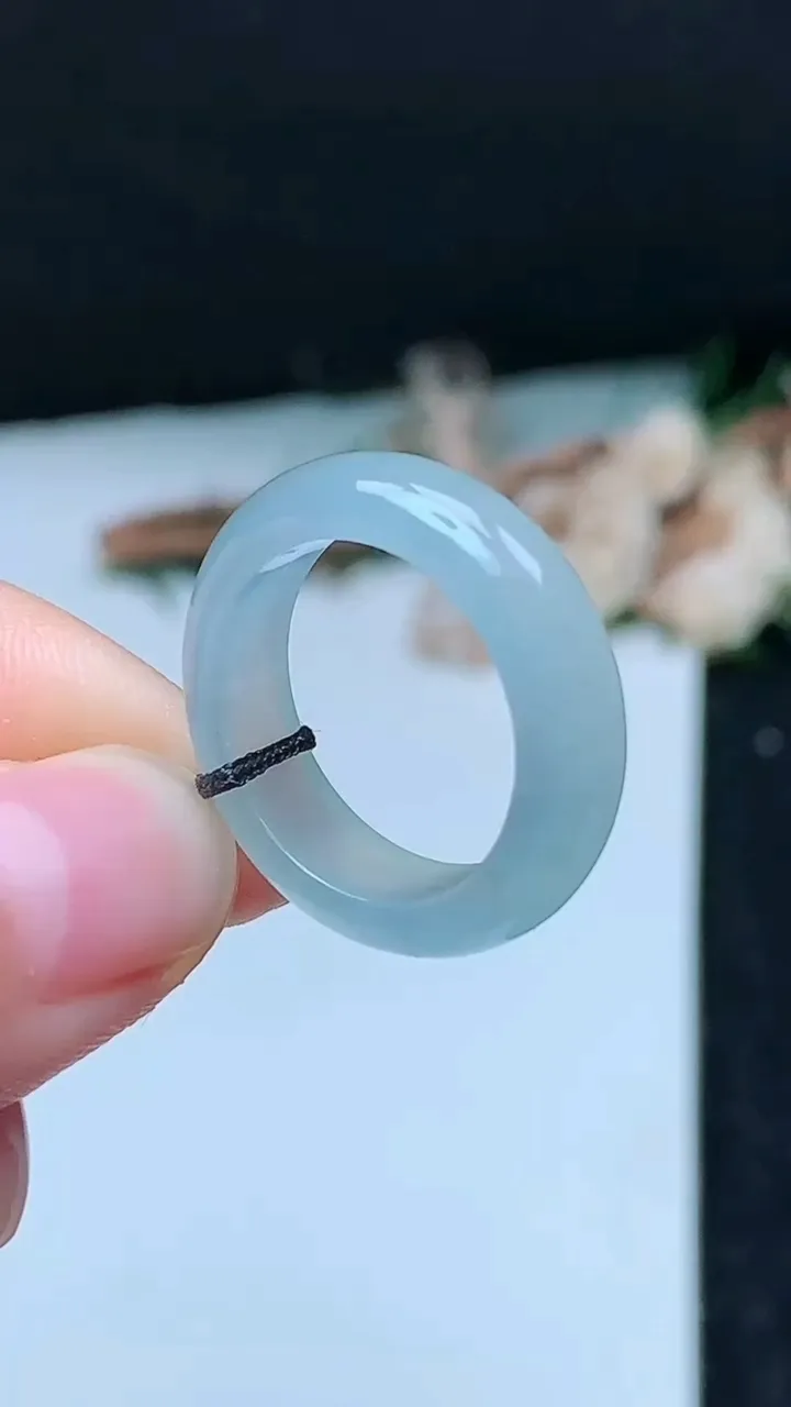 天然A货翡翠白冰指环戒指，尺寸17-5.7-3.6，重量:3.72g2025年11月16日
工厂直销