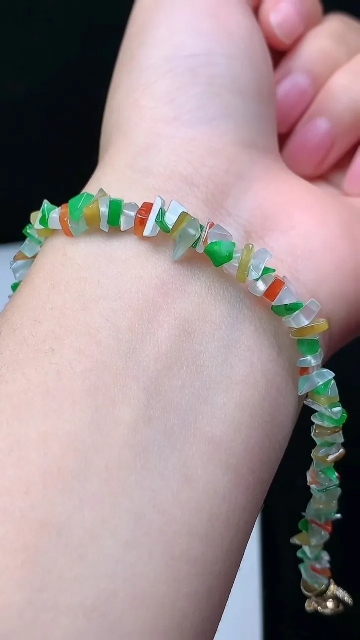 天然A货翡翠三彩岁岁平安手链，尺寸4.9-3-3，重量:8.04g
11月16日