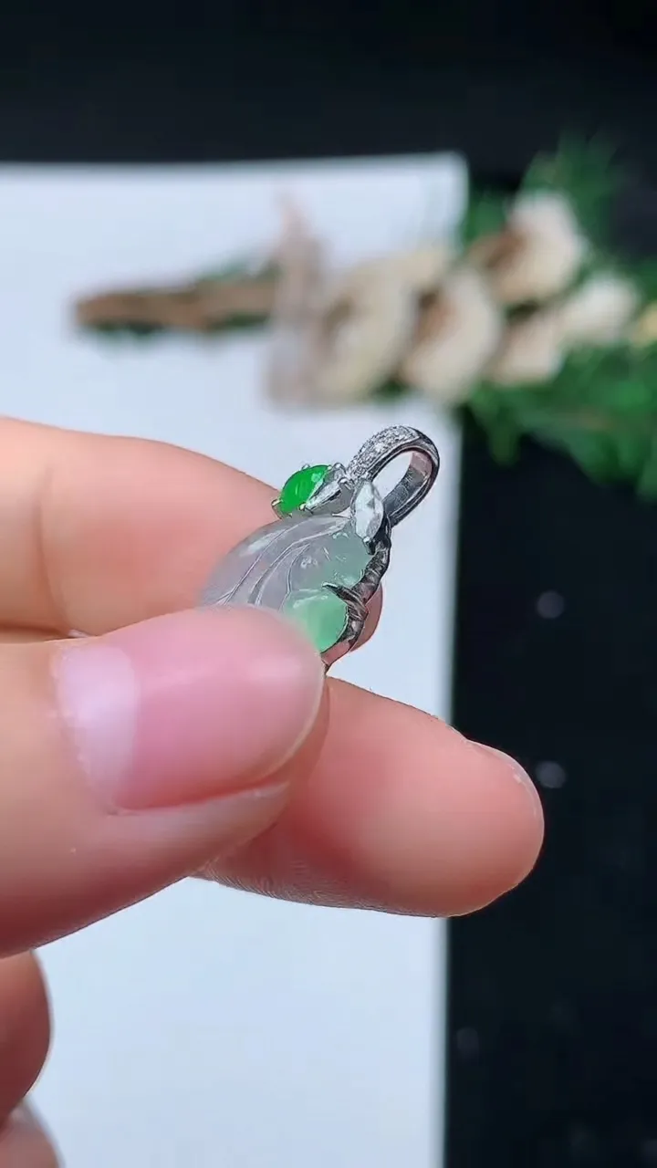 天然A货翡翠金枝玉叶 叶子吊坠，尺寸23.7-11.5-5.5，重量:3.54g
11月16日