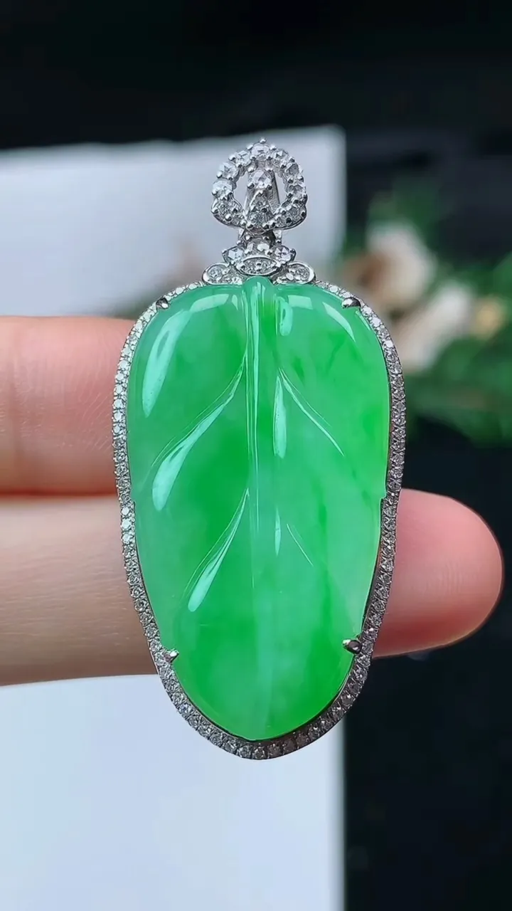 天然A货翡翠金枝玉叶 叶子吊坠，尺寸42.2-20.4-7.8，裸石30.5-17.7，重量:7.1