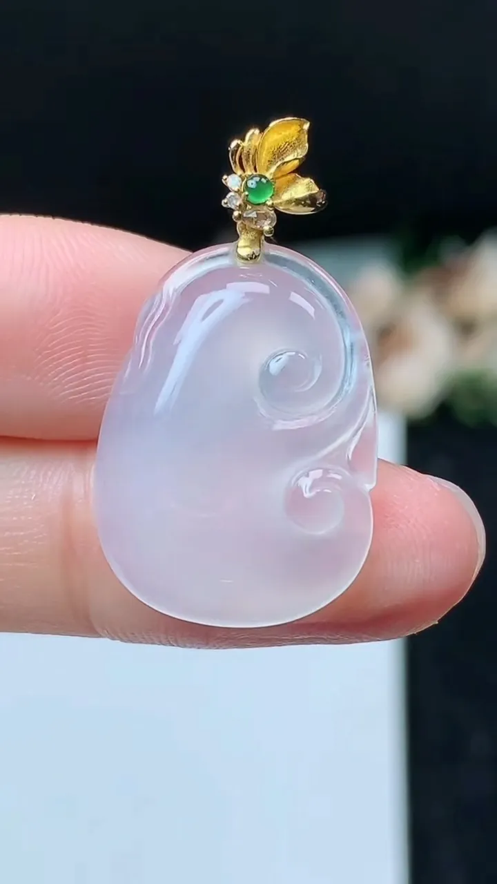 天然A货翡翠白冰如意吊坠，尺寸22.6-16.8-3.8，重量:3.13g
11月16日