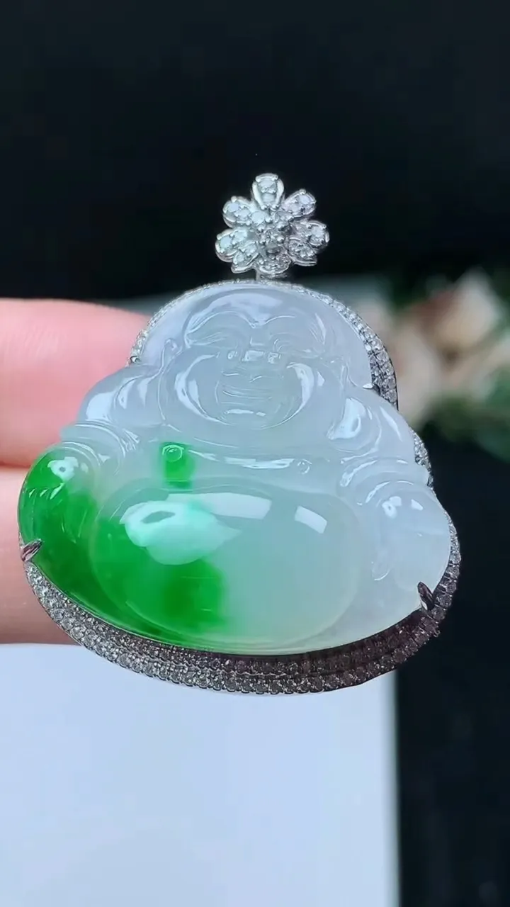 天然A货翡翠佛公吊坠，尺寸38.2-31.4-12.3，裸石25.9-29.5，重量:10.65g
11月16日