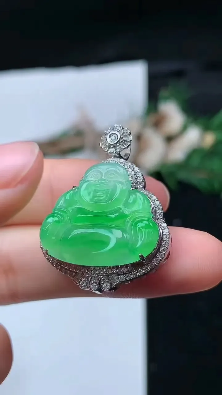 天然A货翡翠佛公吊坠，尺寸32.6-25-8，裸石19.6-22.4，重量:5.32g
11月16日