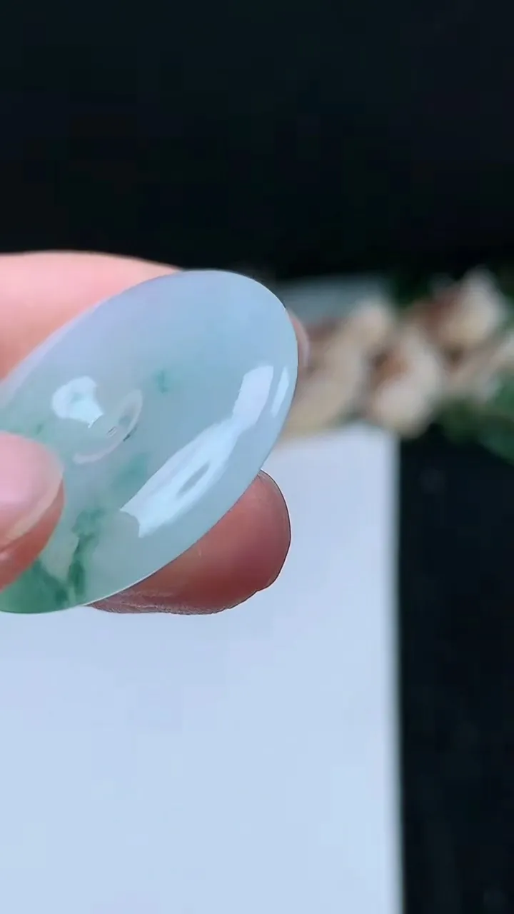 天然A货翡翠飘花平安扣吊坠，尺寸29.5-4.9，重量:8.68g
11月16日