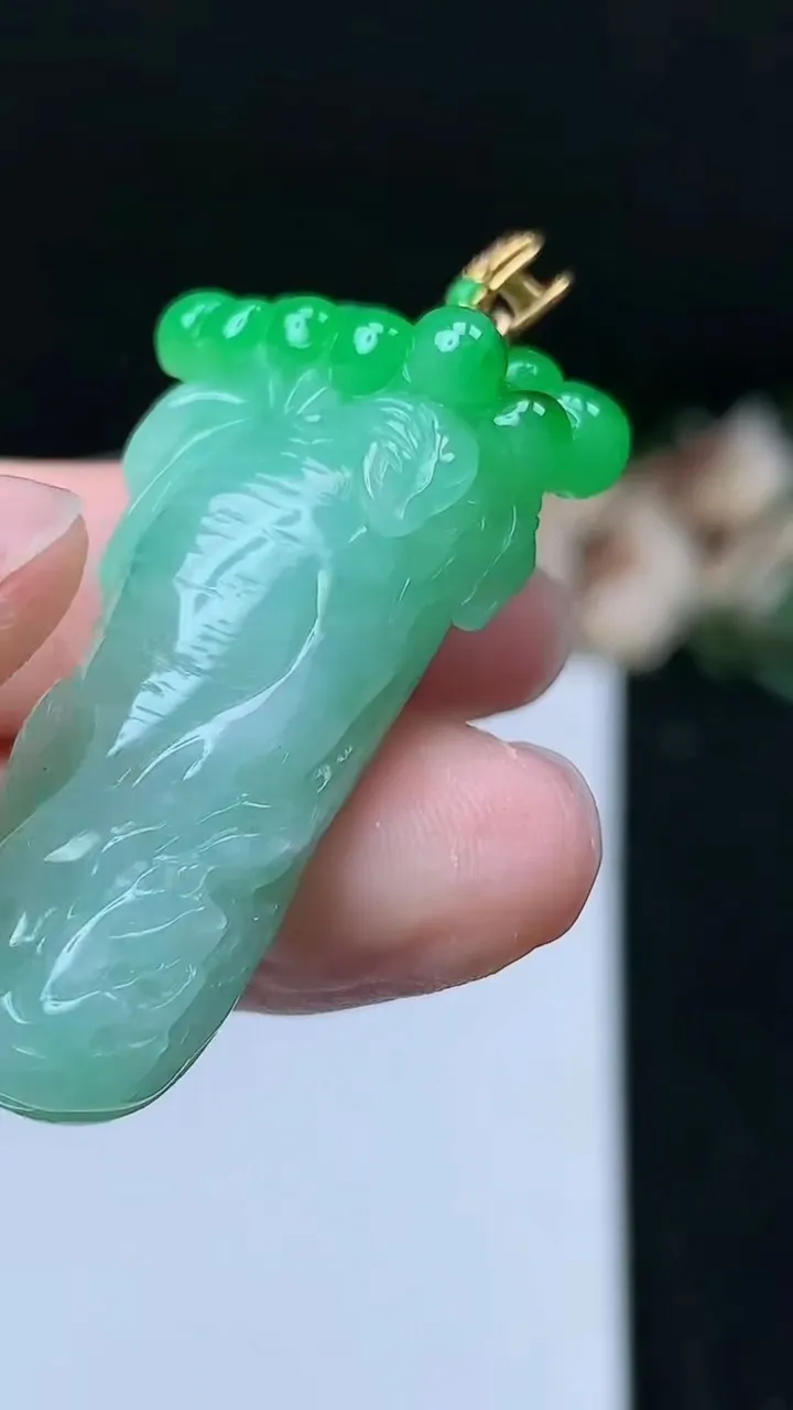 天然A货翡翠人参吊坠，尺寸41.2-20-11.5，重量:18.20g
11月16日