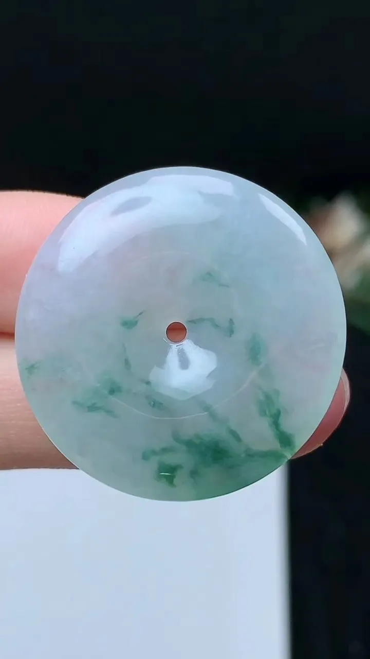 天然A货翡翠飘花平安扣吊坠，尺寸29.5-4.9，重量:8.68g
11月16日