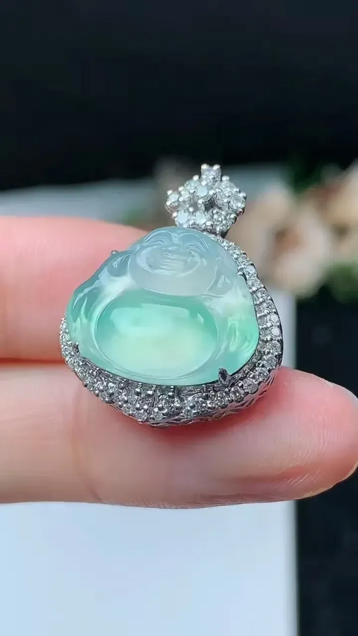 天然A货翡翠佛公吊坠，尺寸24.7-19.3-9.8，裸石13.7-16.4，重量:5.29g
11月16日