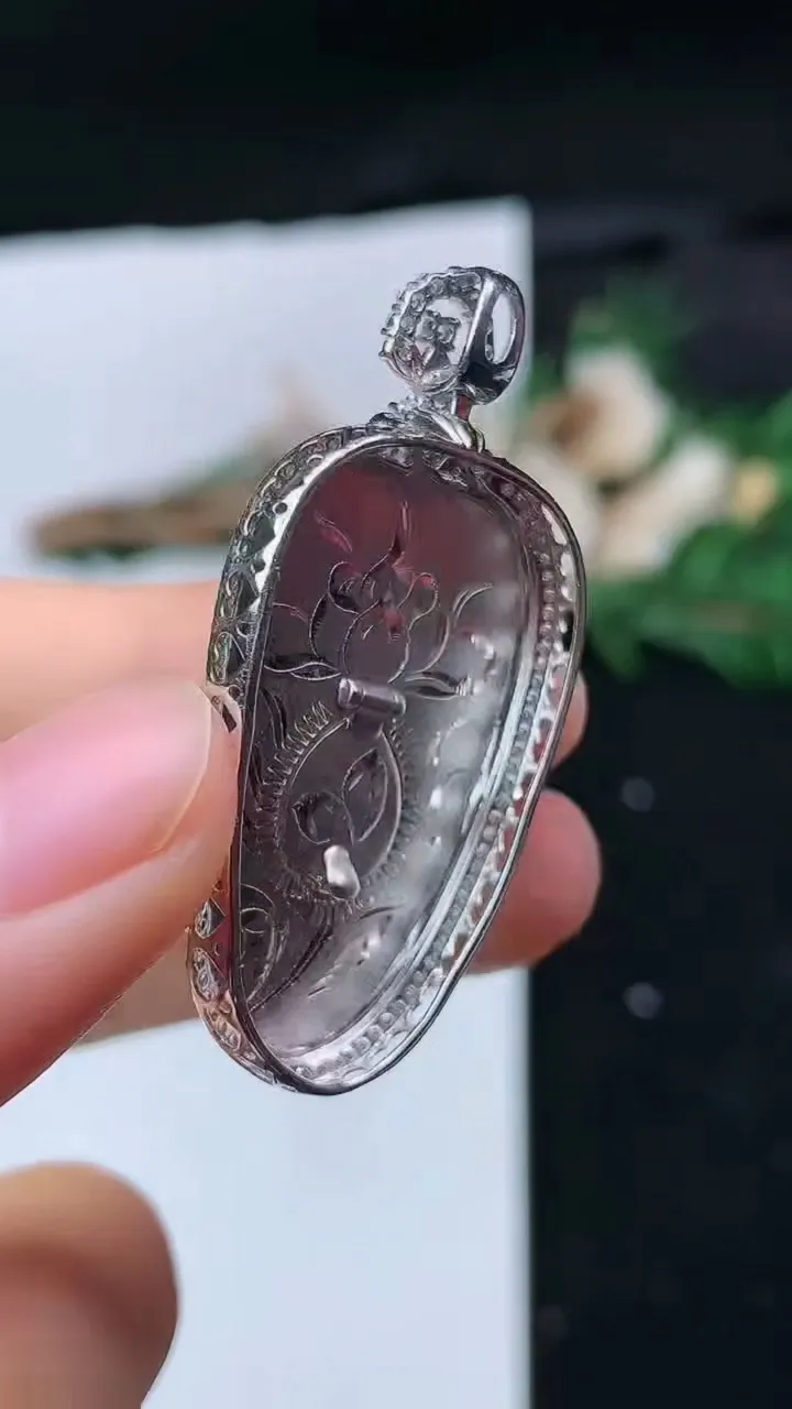 天然A货翡翠金枝玉叶 叶子吊坠，尺寸42.2-20.4-7.8，裸石30.5-17.7，重量:7.14g
11月16日