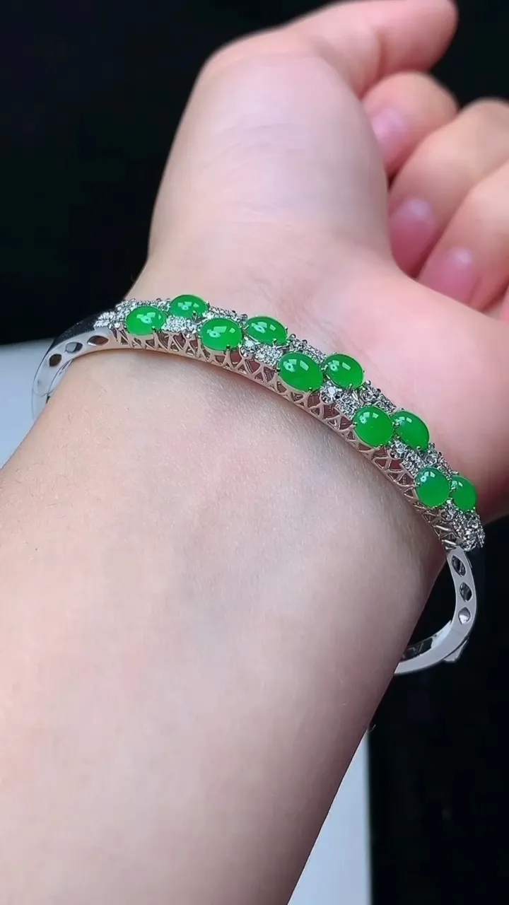 天然A货翡翠蛋面手镯，尺寸58.4-47.7-4.6-4.4，重量:9.14g
11月16日