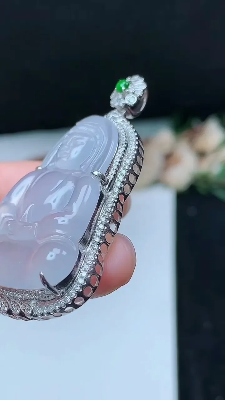 天然A货翡翠白冰观音菩萨吊坠，尺寸49.3-28.4-9.5，裸石34-26，重量:11.00g
11月16日