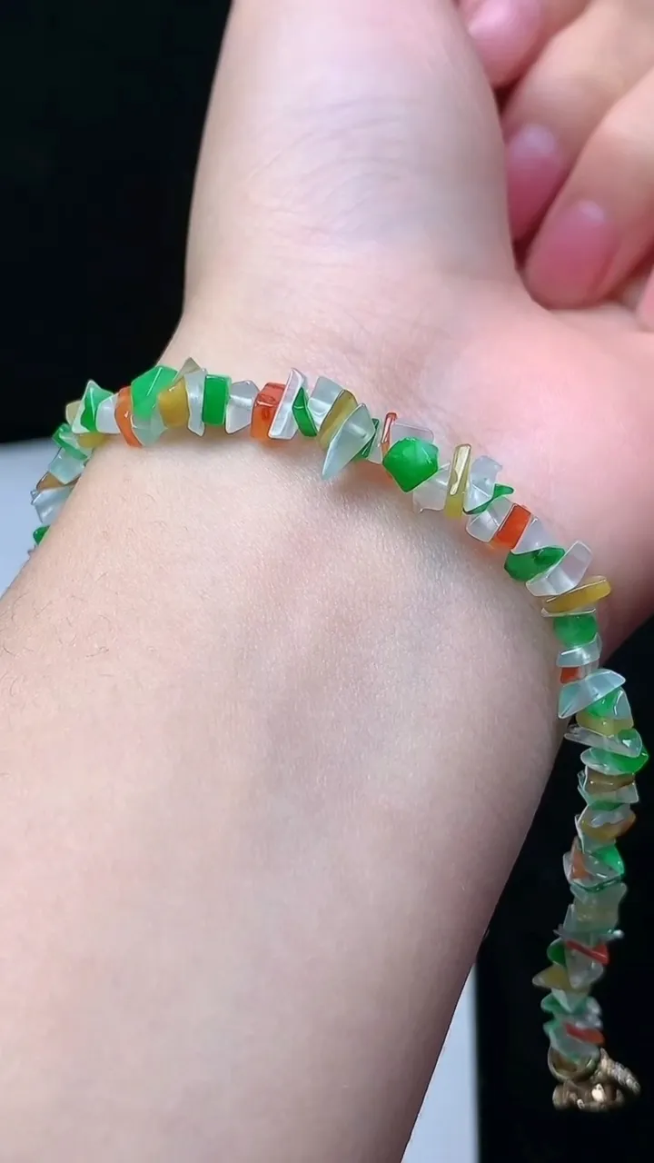 天然A货翡翠三彩岁岁平安手链，尺寸4.9-3-3，重量:8.04g
11月16日