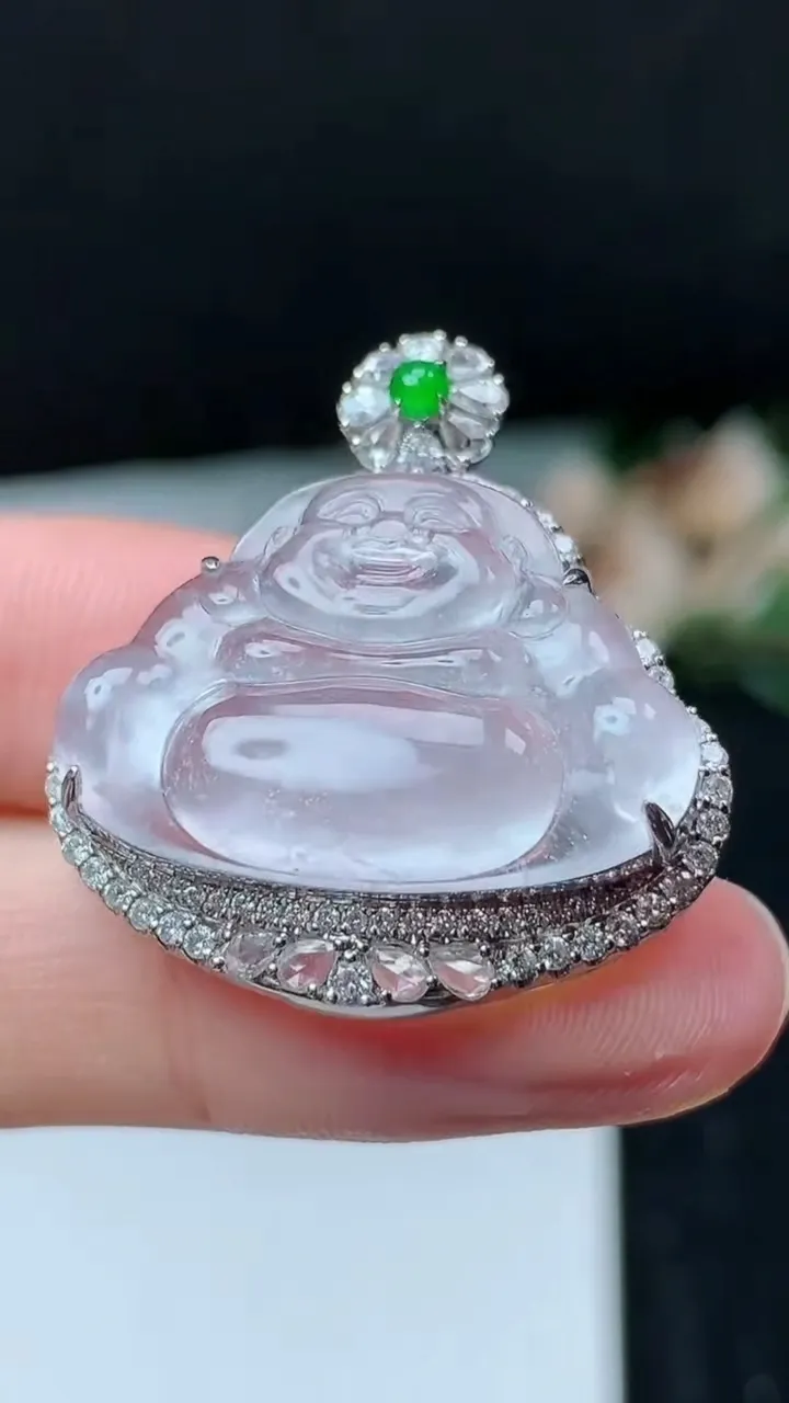 天然A货翡翠白冰佛公吊坠，尺寸30.5-28.2-10.4，裸石18.2-25.6，重量:7.36g
11月16日