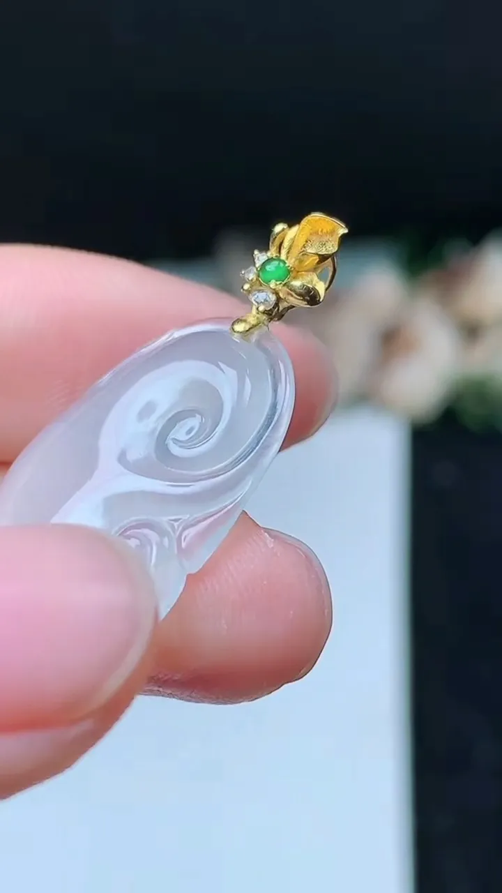 天然A货翡翠白冰如意吊坠，尺寸22.6-16.8-3.8，重量:3.13g
11月16日