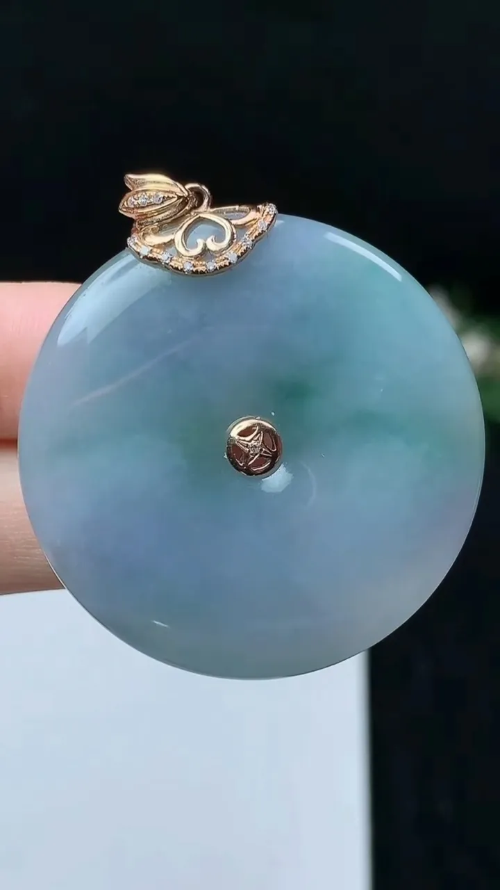 天然A货翡翠k金春带彩 紫罗兰平安扣吊坠，尺寸37.6-5.9，重量:19.00g
11月16日