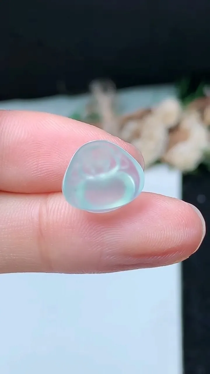 天然A货翡翠佛公镶嵌件，尺寸11-12.8-4.7，重量:1.16g
11月16日