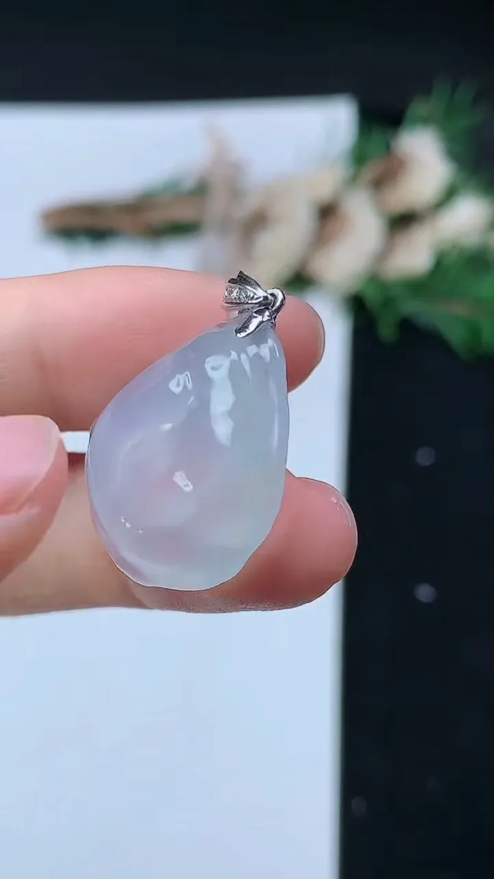 天然A货翡翠白冰原石吊坠，尺寸23-21.6-5，重量:4.48g
11月16日