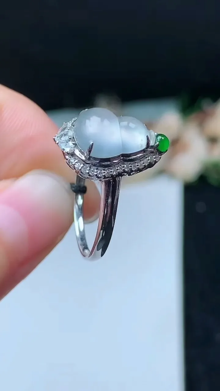 天然A货翡翠白冰葫芦戒指，尺寸17.3-11-8，重量:2.70g2025年11月16日
工厂直销收藏佳品,种好水足，色泽均匀，有种有色，上手高大气！