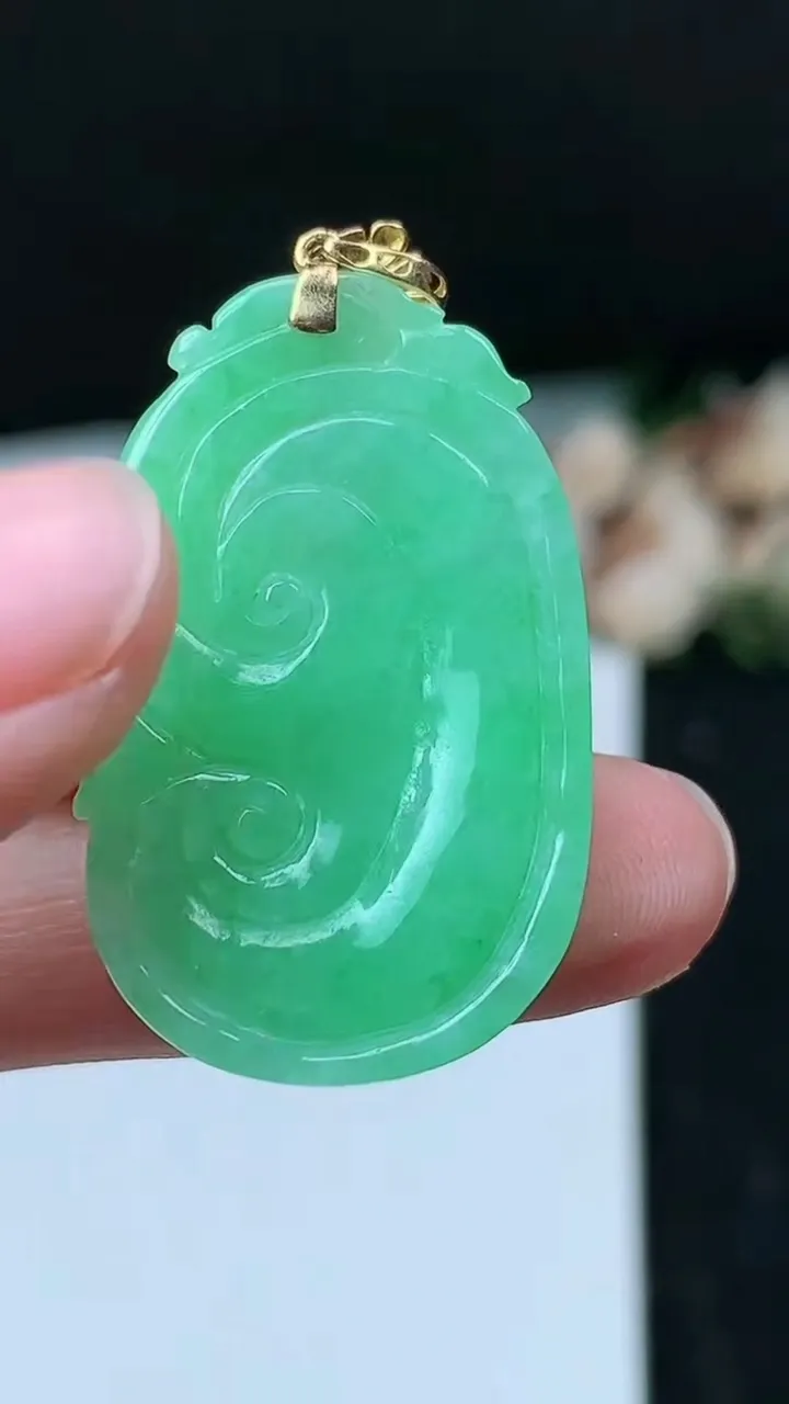 天然A货翡翠如意吊坠，尺寸33-21-5，重量:6.31g
11月16日