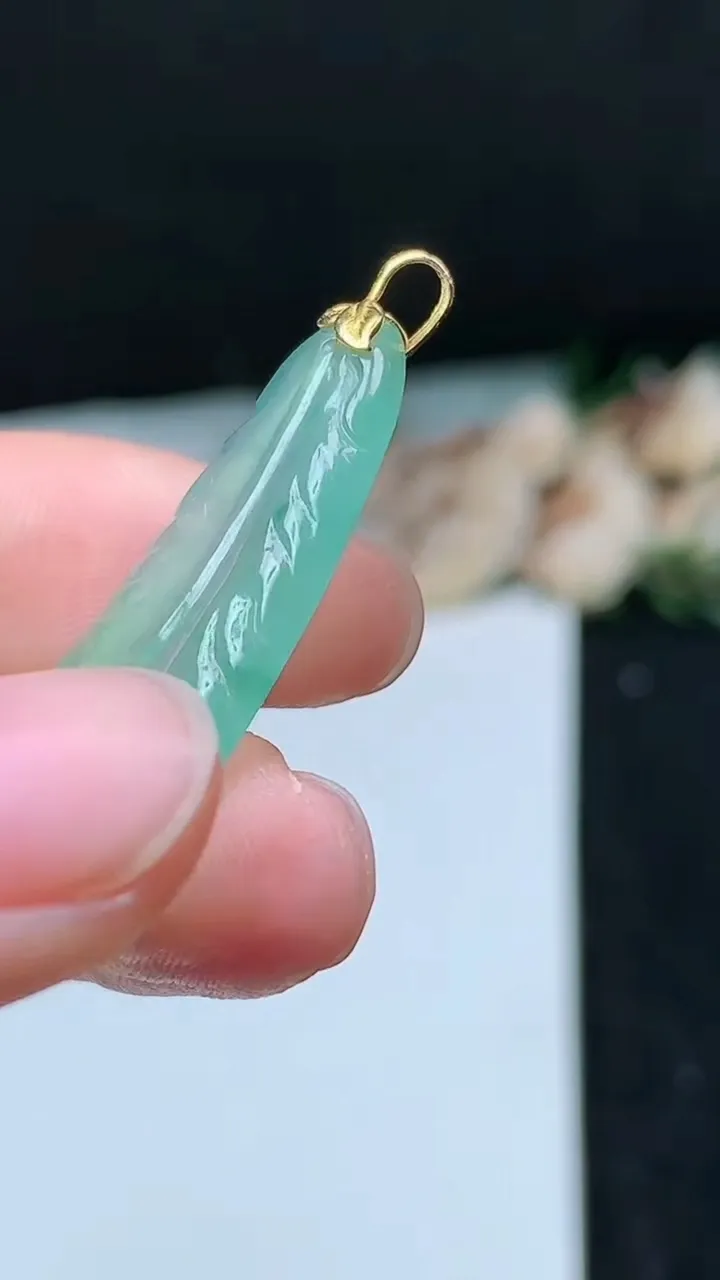天然A货翡翠羽毛吊坠，尺寸39.8-13.8-2.9，重量:4.02g
11月16日