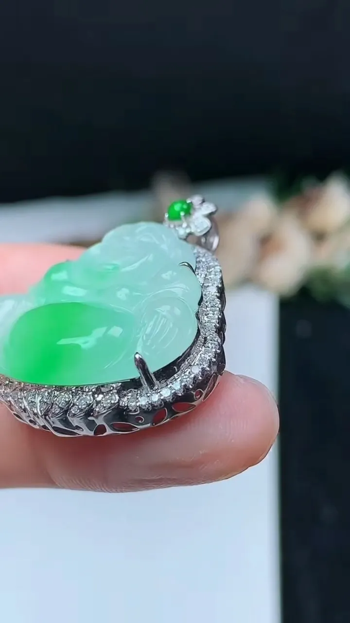 天然A货翡翠佛公吊坠，尺寸33.3-27.4-9.9，裸石21.7-25.3，重量:9.83g
11月16日