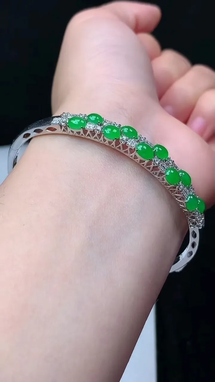 天然A货翡翠蛋面手镯，尺寸58.4-47.7-4.6-4.4，重量:9.14g
11月16日