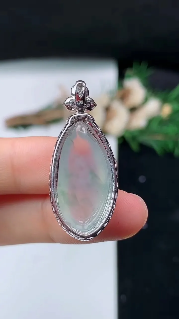 天然A货翡翠飘花福瓜吊坠，尺寸35.2-14.7-9.9，裸石24.3-11.4，重量:5.30g
11月16日，重量:5.30g