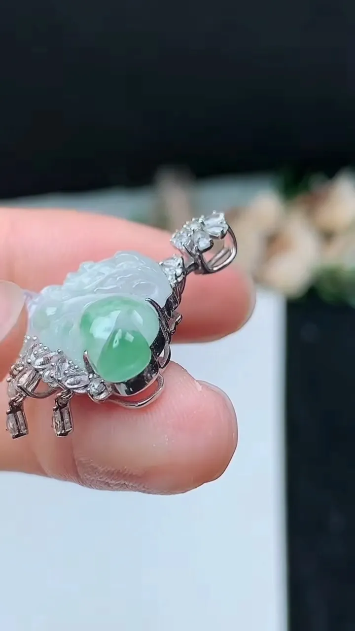 天然A货翡翠麒麟牌吊坠，尺寸30-12.8-23-7，重量:4.71g
11月16日