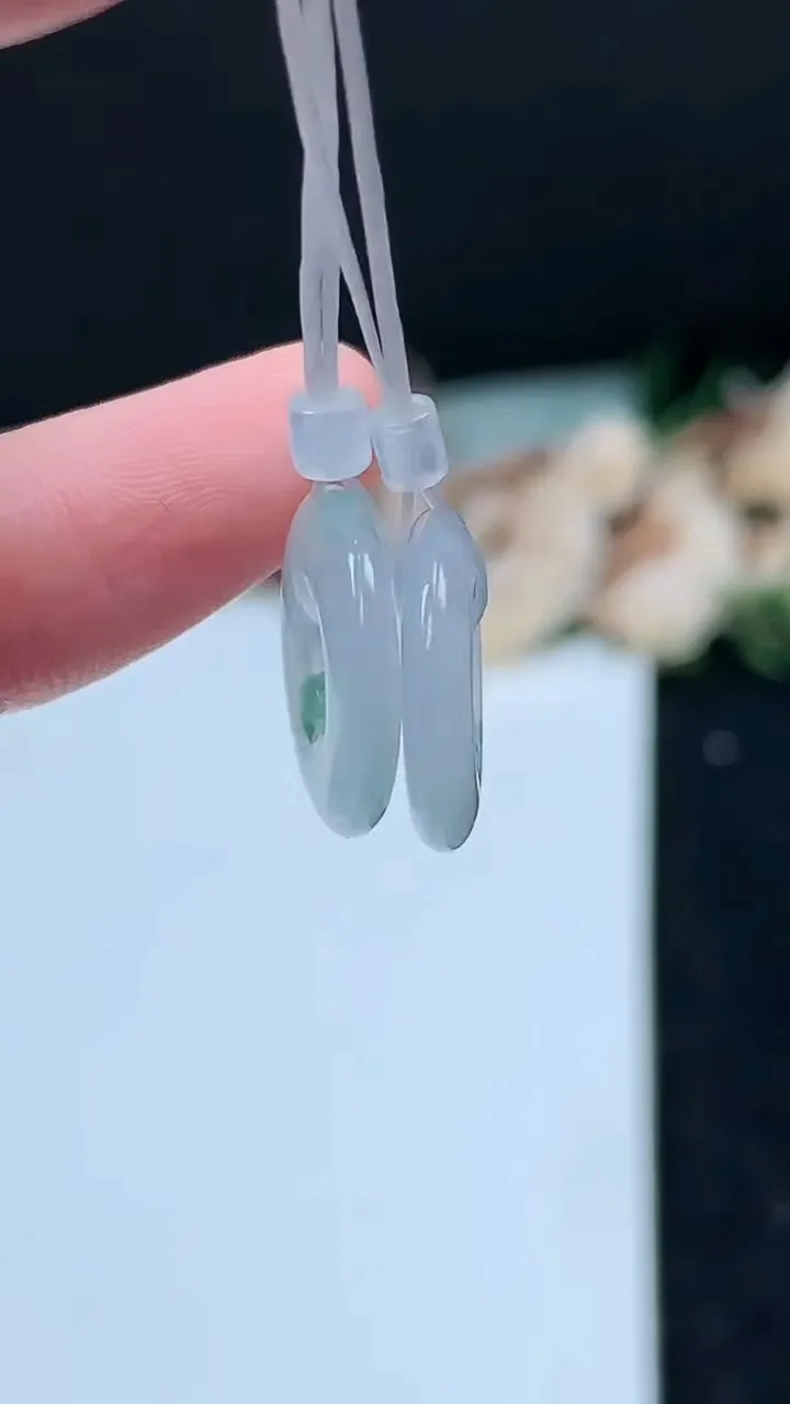 天然A货翡翠飘花平安环一对，尺寸14.5-2.9，重量:2.62g
11月16日