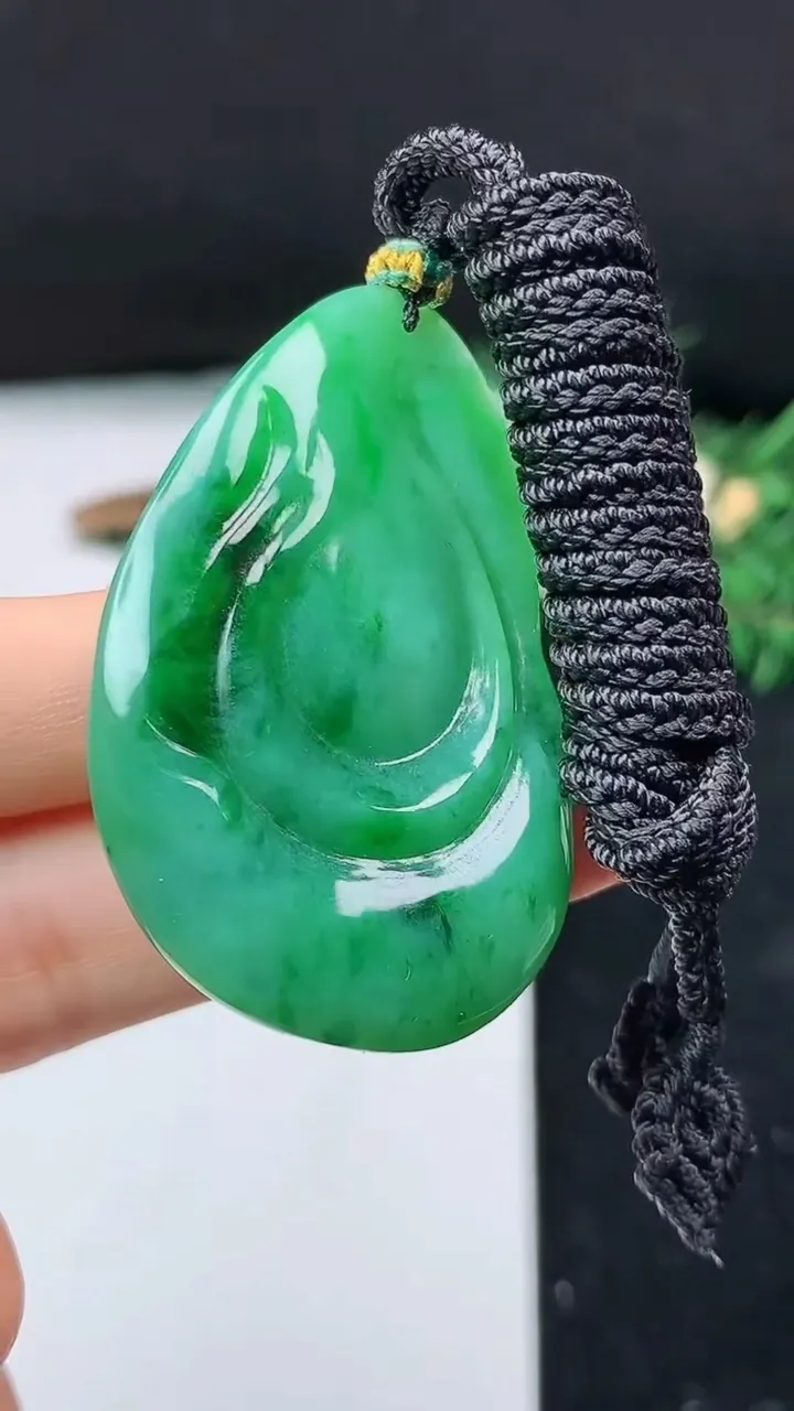 天然A货翡翠逍遥佛吊坠，尺寸51-31.4-10，重量:29.14g
11月16日