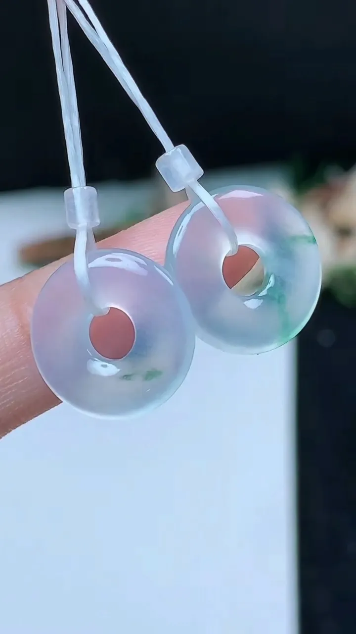 天然A货翡翠飘花平安环一对，尺寸14.5-2.9，重量:2.62g
11月16日