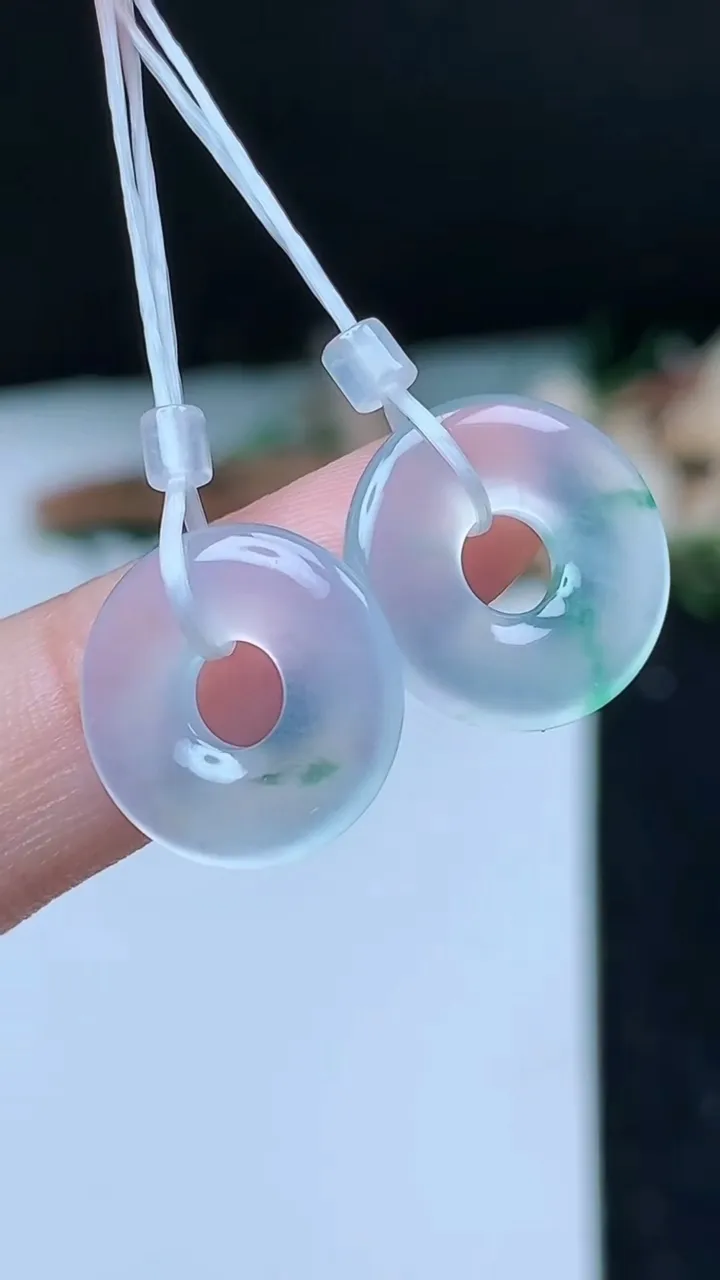 天然A货翡翠飘花平安环一对，尺寸14.5-2.9，重量:2.62g
11月16日