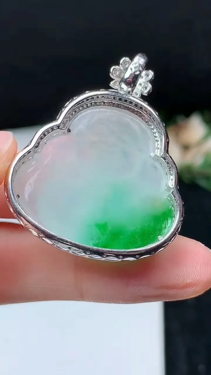 天然A货翡翠佛公吊坠，尺寸38.2-31.4-12.3，裸石25.9-29.5，重量:10.65g
11月16日