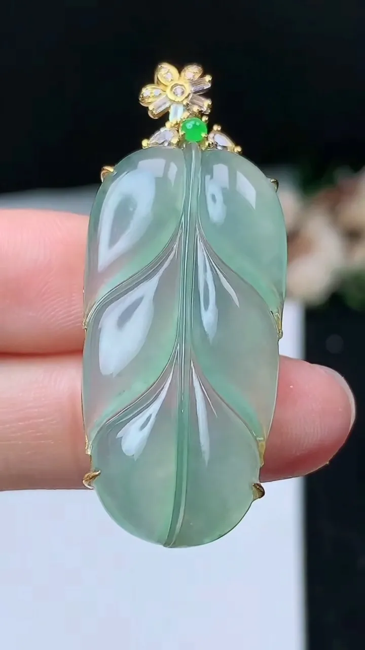 天然A货翡翠金枝玉叶 叶子吊坠，尺寸36.5-18-7.3，重量:6.90g
11月16日