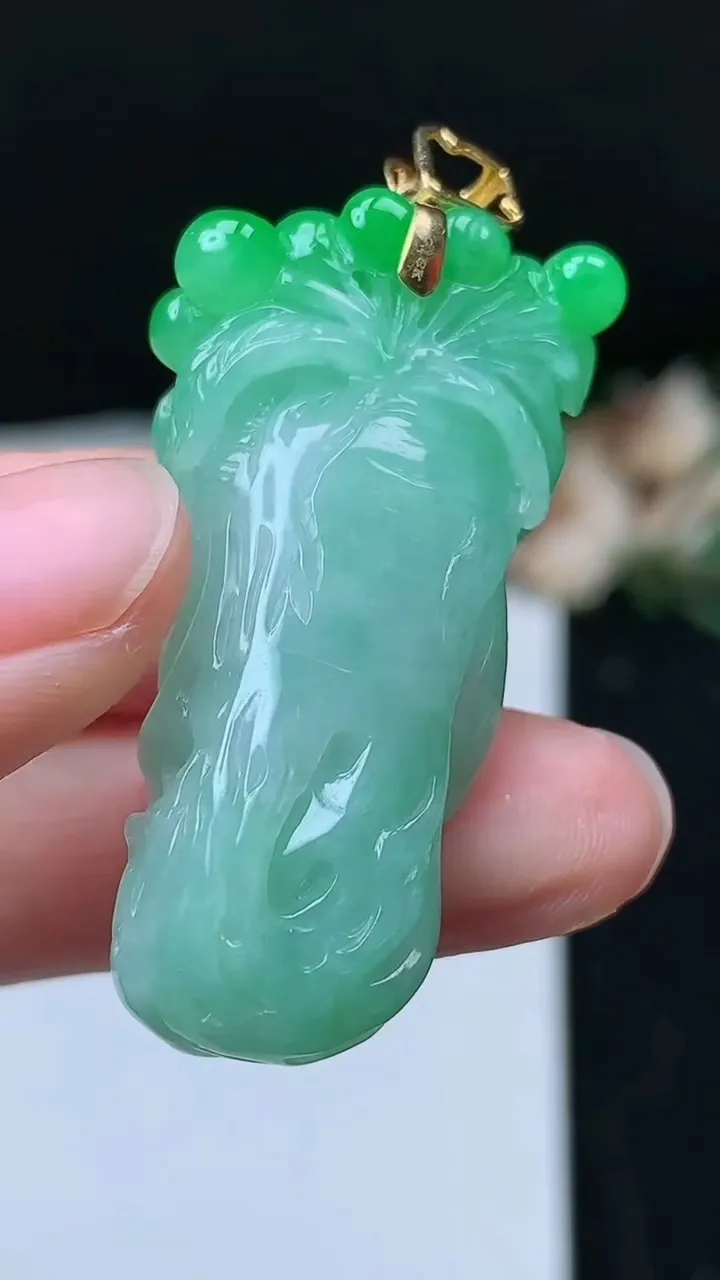 天然A货翡翠人参吊坠，尺寸41.2-20-11.5，重量:18.20g
11月16日