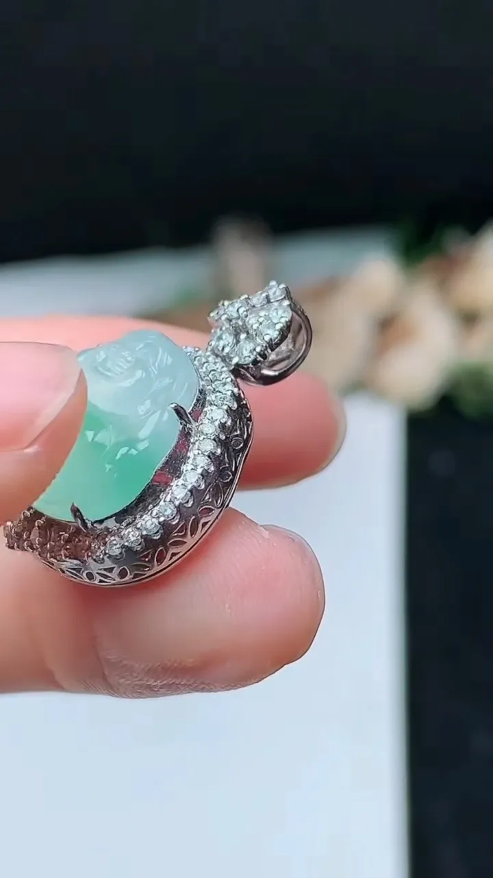 天然A货翡翠佛公吊坠，尺寸24.7-19.3-9.8，裸石13.7-16.4，重量:5.29g
11月16日