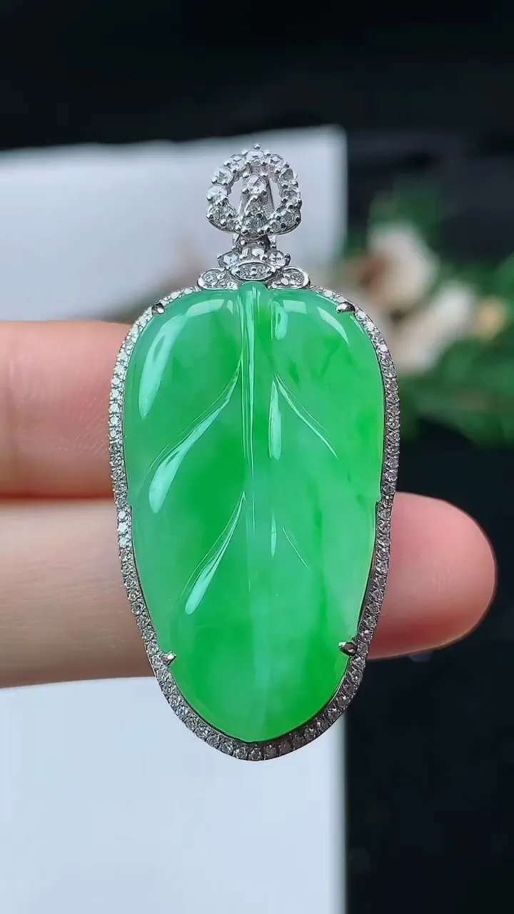 天然A货翡翠金枝玉叶 叶子吊坠，尺寸42.2-20.4-7.8，裸石30.5-17.7，重量:7.1