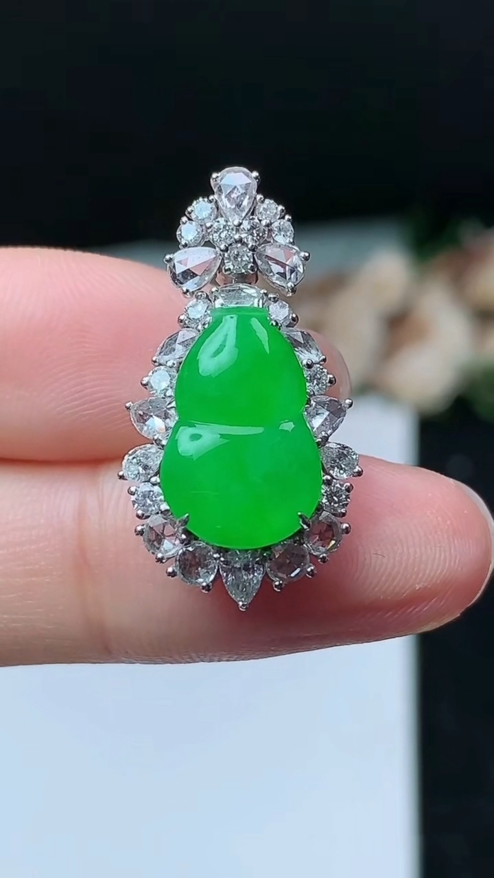 天然A货翡翠葫芦吊坠，尺寸26-14.5-8.8，裸石13.9-9.2，重量:4.01g
11月16