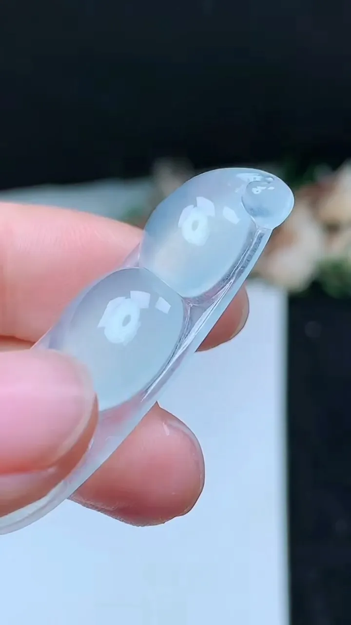 天然A货翡翠白冰福豆吊坠，尺寸43.6-17.4-5.8，重量:7.28g
11月16日