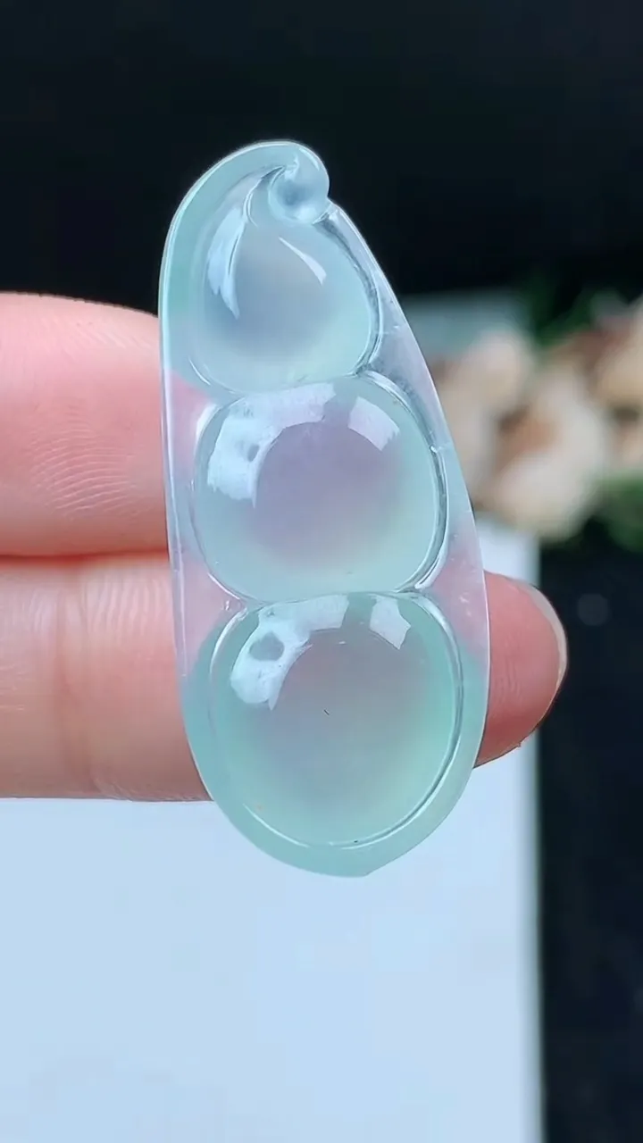 天然A货翡翠白冰福豆吊坠，尺寸36.2-15-6.5，重量:5.59g
11月16日